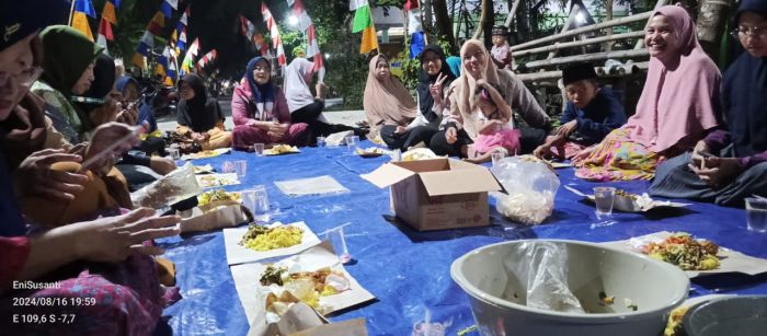 Tirakatan HUT RI ke-79: Makan Bersama di Jalan  RT 001 RW 003 Rendeng 01