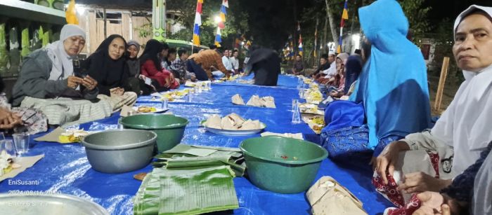 Tirakatan HUT RI ke-79: Makan Bersama di Jalan  RT 001 RW 003 Rendeng