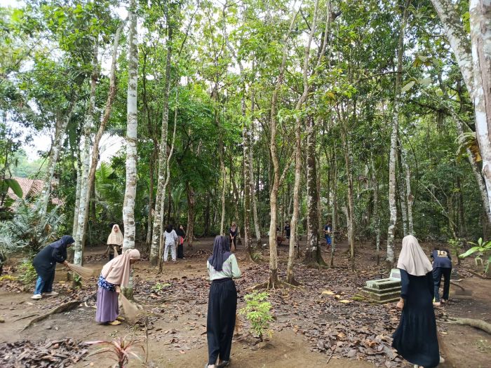 Kerja Bakti Pemuda Pemudi Permala: Melestarikan Tradisi dan Kebersihan Makam 01