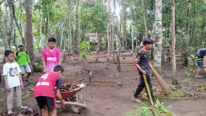 Kerja Bakti Pemuda Pemudi Permala: Melestarikan Tradisi dan Kebersihan Makam