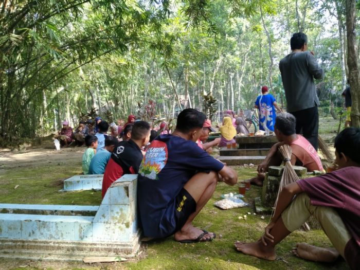 KERJA BAKTI MAKAM DUSUN JALASIDA DESA SIDOMULYO 01