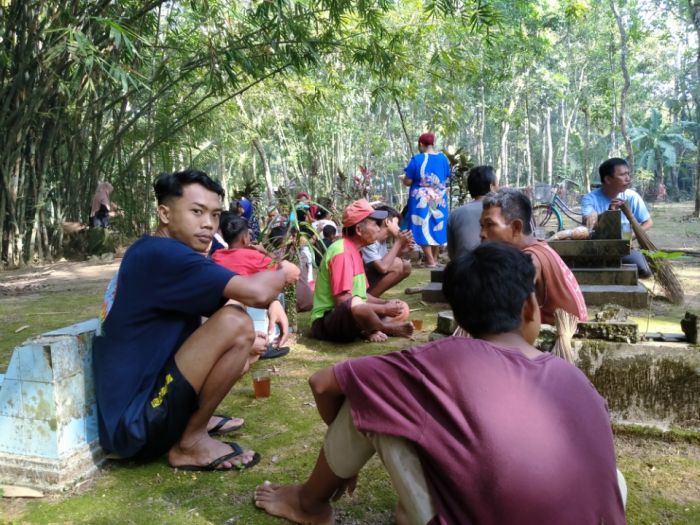 KERJA BAKTI MAKAM DUSUN JALASIDA DESA SIDOMULYO 02