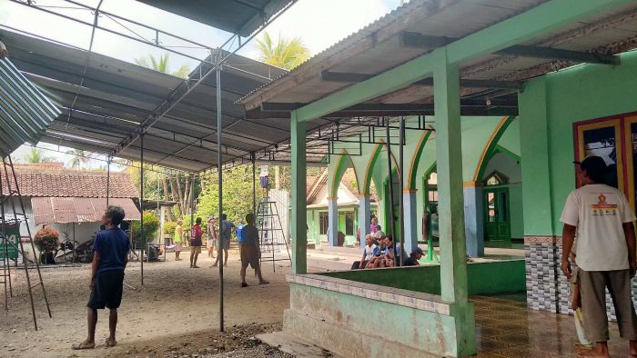 Keberkahan dalam Kebersamaan: Pemasangan Tarub untuk Maulid Nabi Saw 01