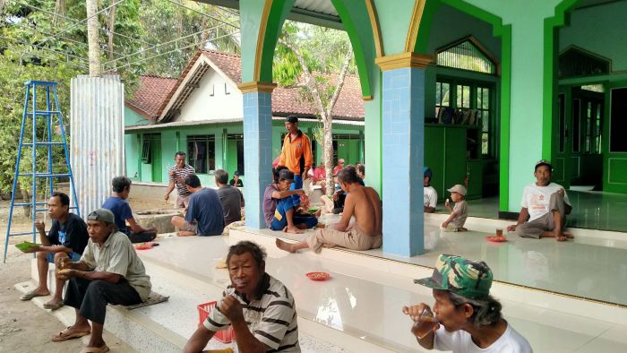 Keberkahan dalam Kebersamaan: Pemasangan Tarub untuk Maulid Nabi Saw 02