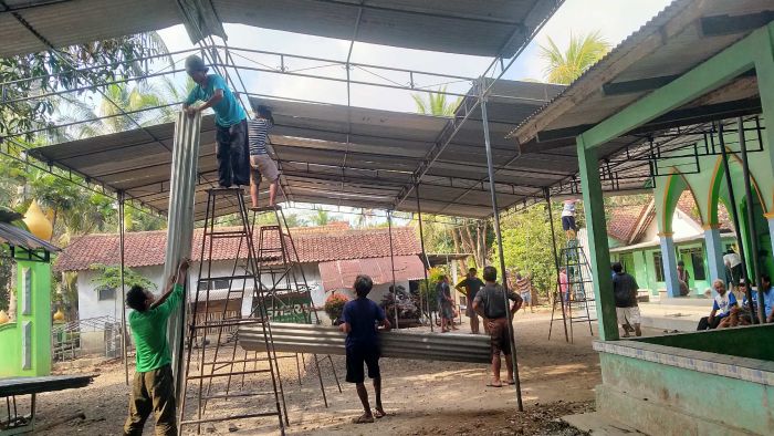 Keberkahan dalam Kebersamaan: Pemasangan Tarub untuk Maulid Nabi Saw