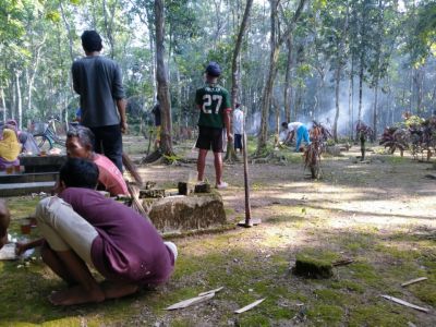 KERJA BAKTI MAKAM DUSUN JALASIDA DESA SIDOMULYO